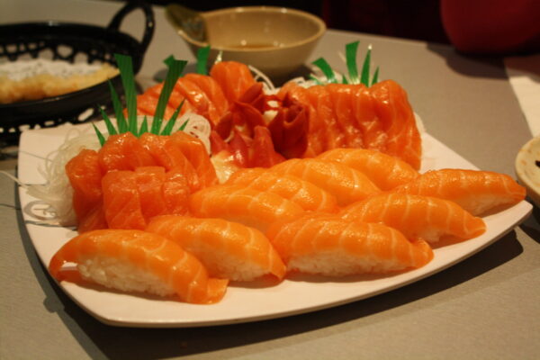 Salmon_Sushi_and_Sashimi_Platter_-_W_Sushi.jpg Sushi Box Deluxe - 70 piezas