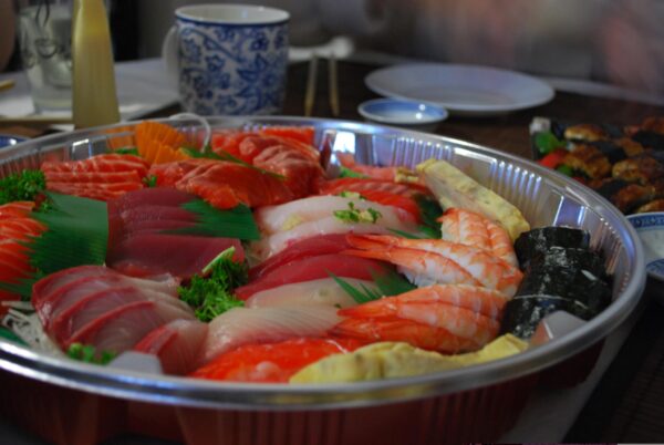 Sushi_Sashimi_Platter_-_Suzuran_4004748280.jpg Sushi Box Mixto Premium - 40 piezas